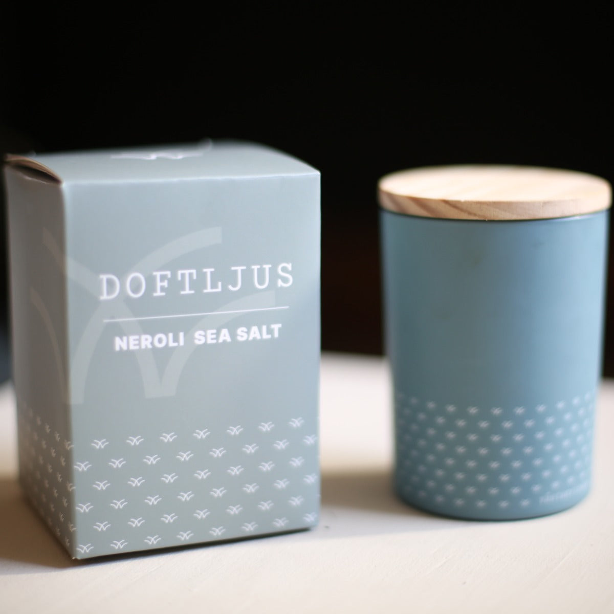 Doftljus Neroli i keramik med trälock – 8 × 10 cm