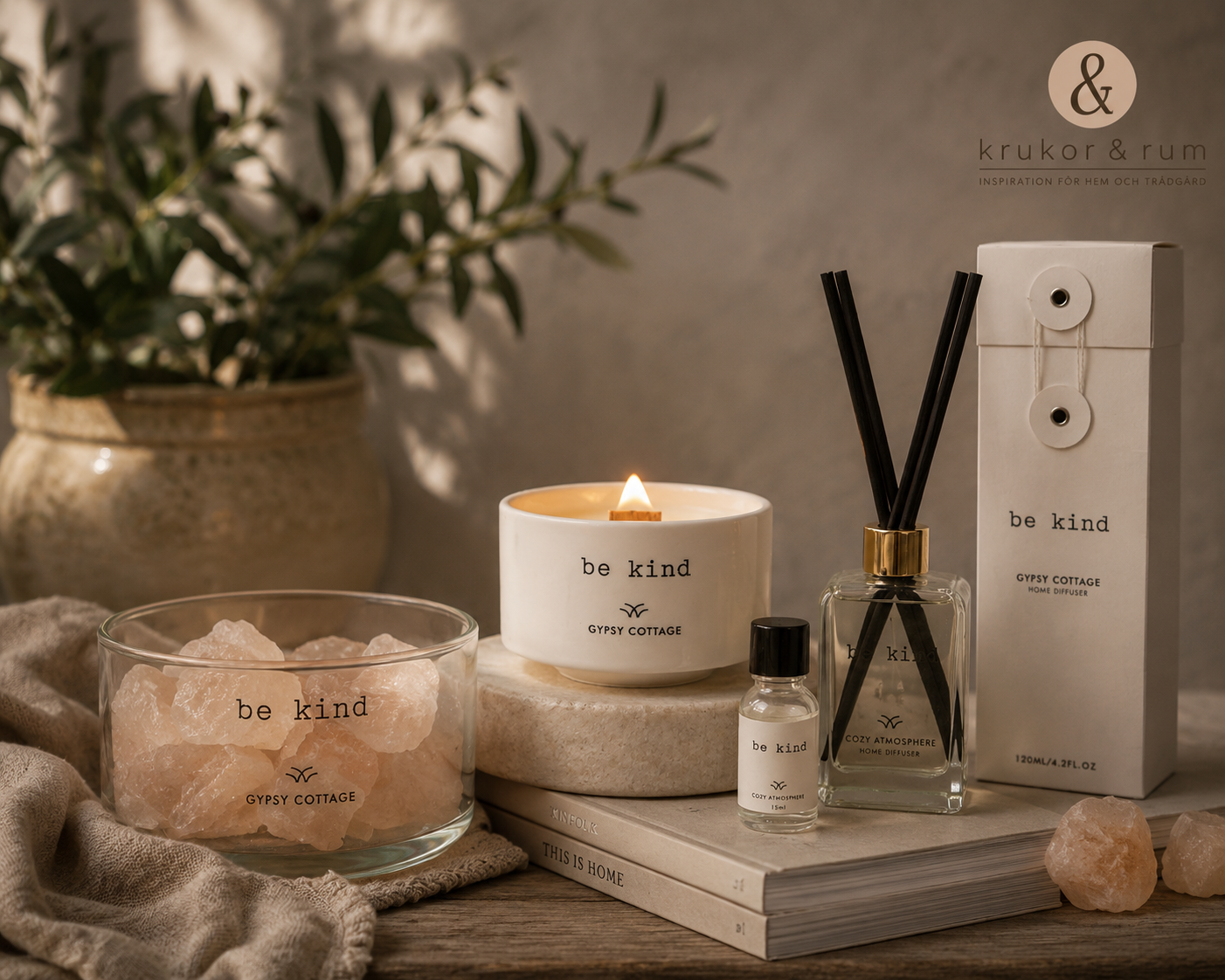Doft för hemmet med doftpinnar, doftljus och doftkristaller från Krukor & Rum • Elegant doftkollektion med doftpinnar, doftljus och dekorativa doftkristaller