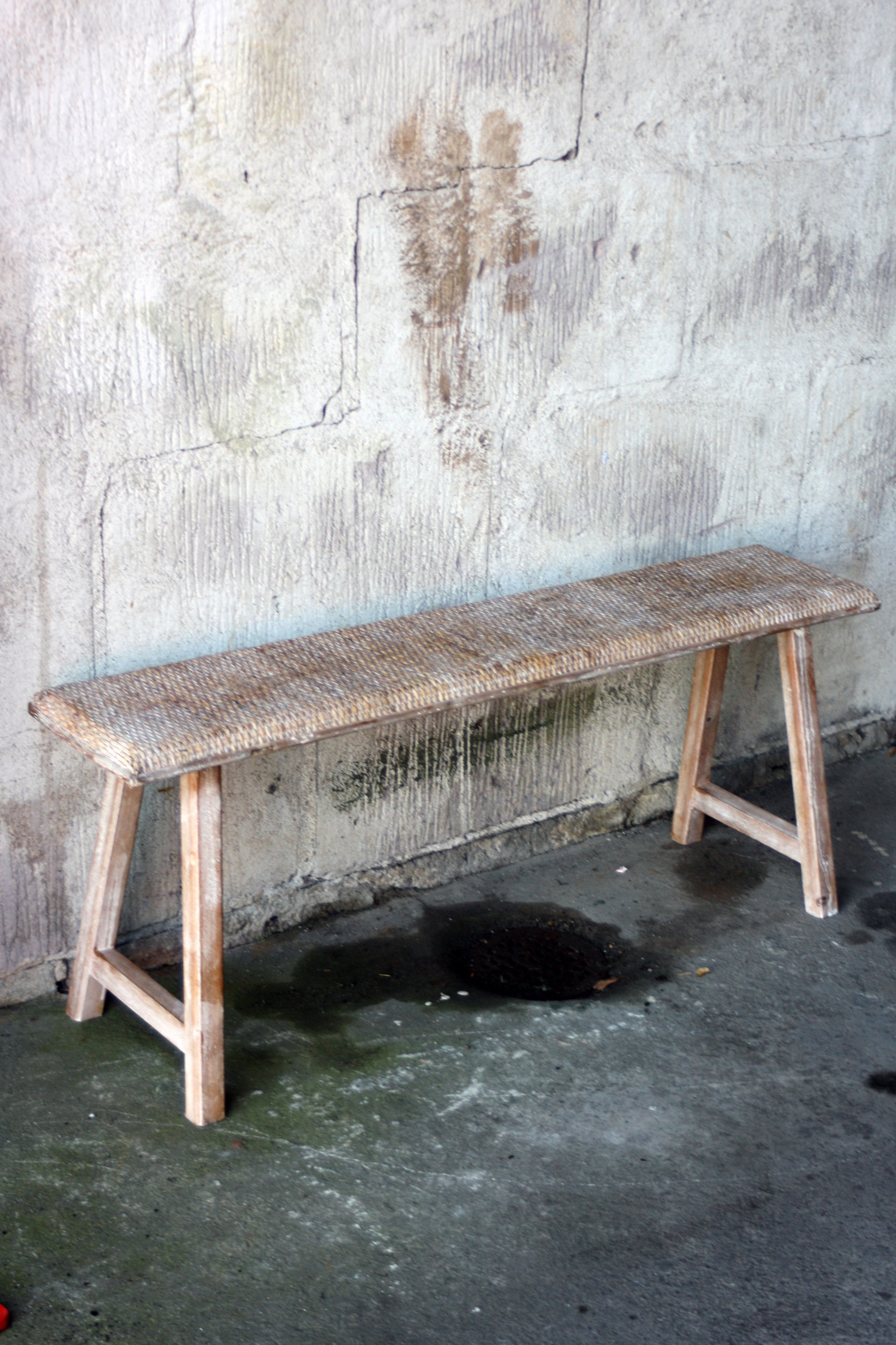 Designad bänk i rotting