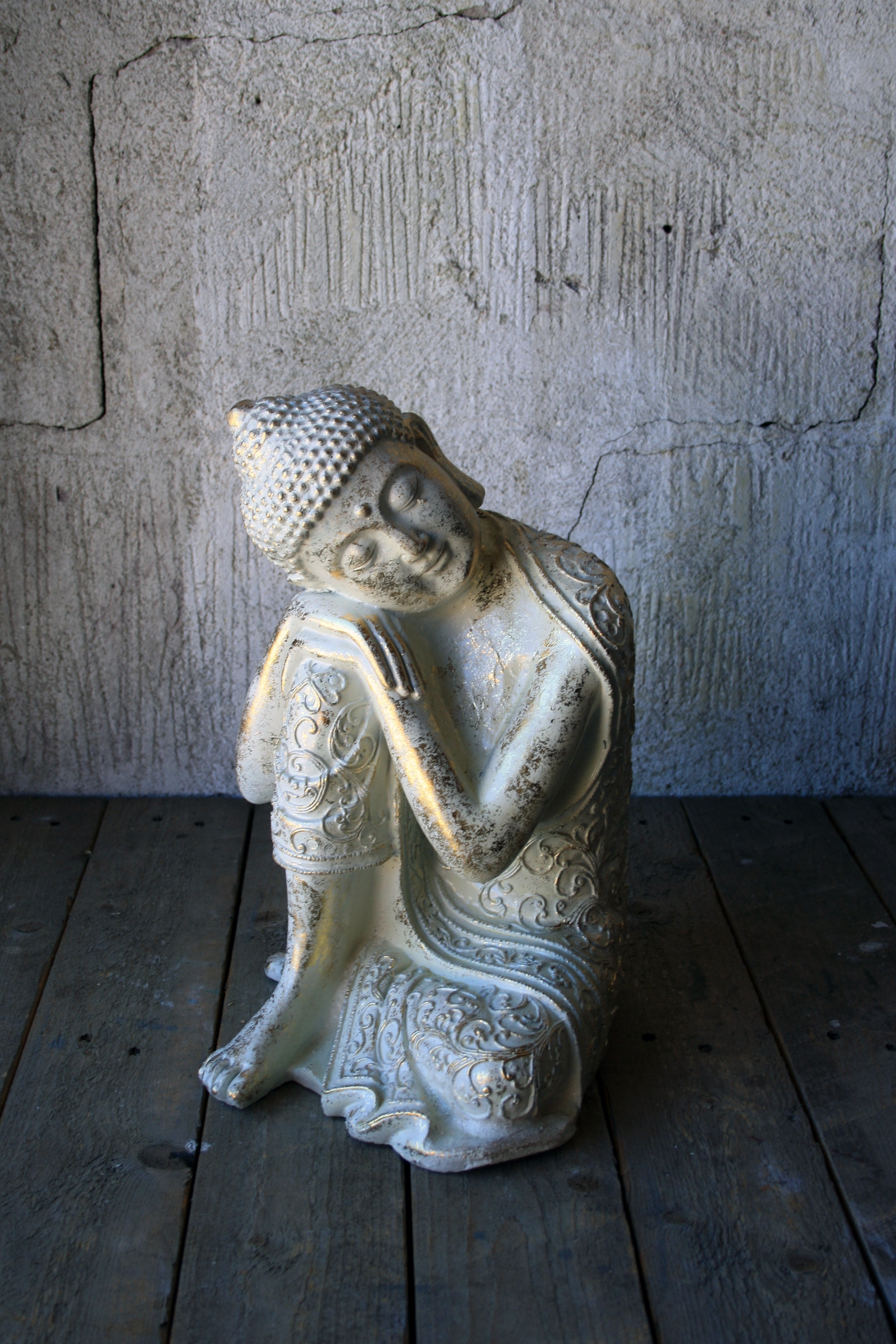 Sittande Buddha figur i vit antik finish