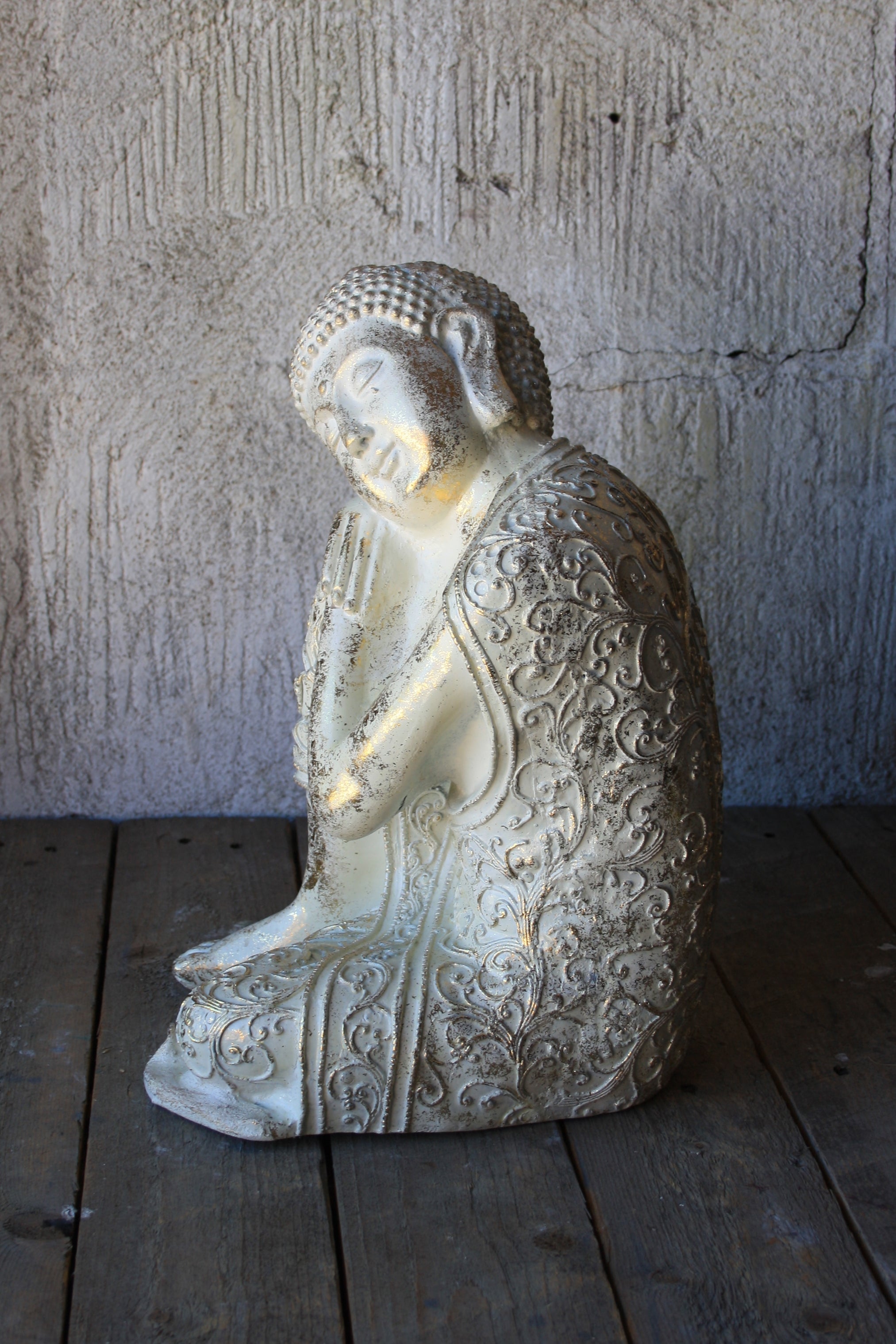 Sittande Buddha figur i vit antik finish