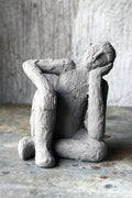 Sittande dekorationsfigur i betonglook för modern inredning